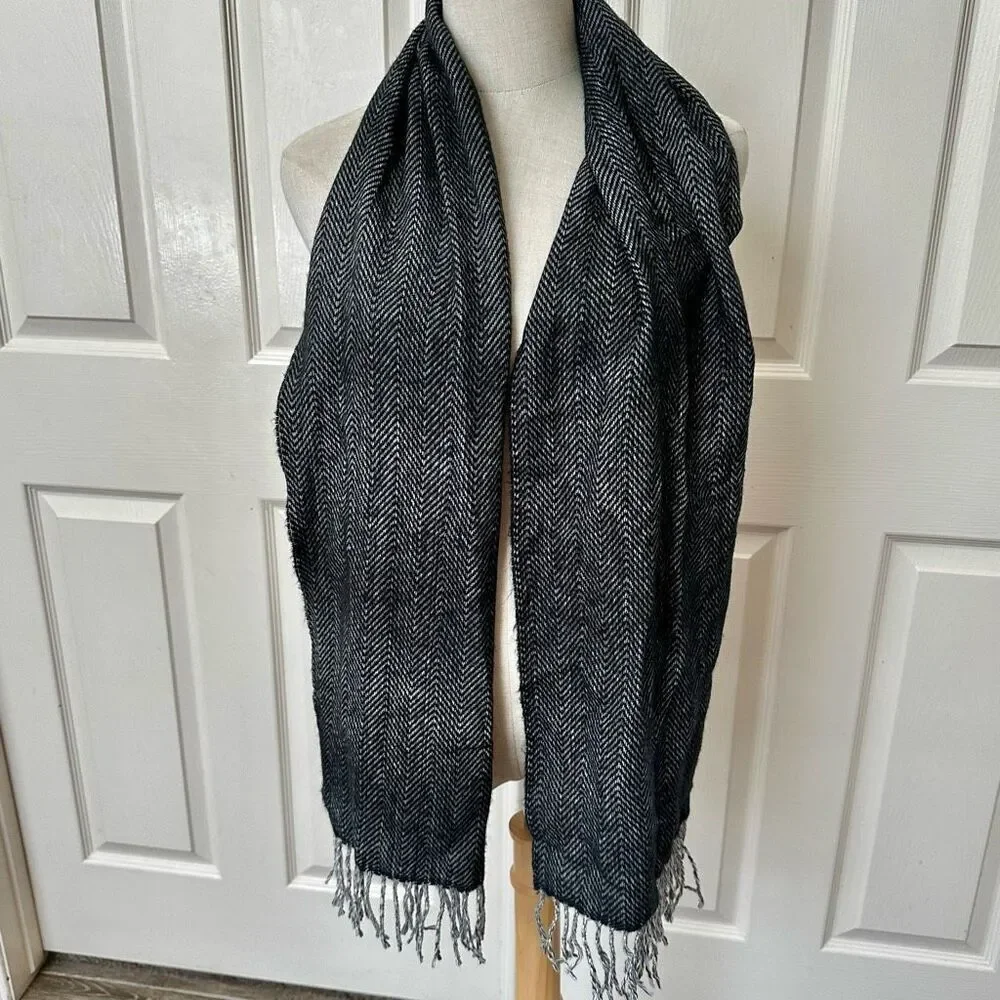 D&Y Softer Than Cashmere Gray Plaid Fringe scarf